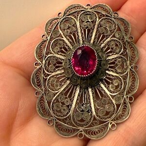 Elegant Vintage Filigree Sterling Silver
Pin Brooch Women's Jewelry Ruby